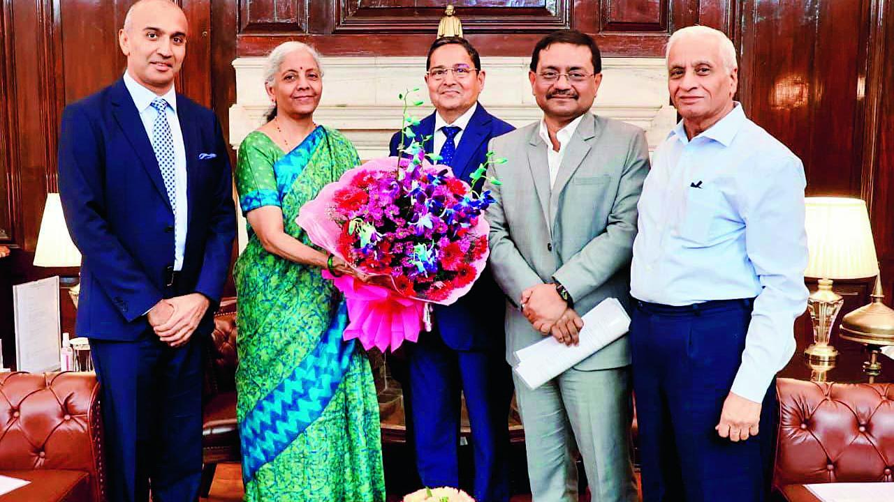 ફાઇનૅન્સ મિનિસ્ટર નિર્મલા સીતારમણ સાથે GJEPCના કિરીટ ભણસાલી, શૌનક પરીખ, સબ્યસાચી રે અને કે. કે. દુગલ.